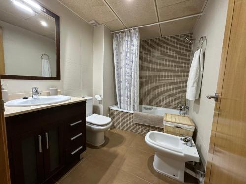 パラモスにあるPIS AMB PARQUING AL CENTRE DE PALAMóSのバスルーム(洗面台、トイレ、鏡付)