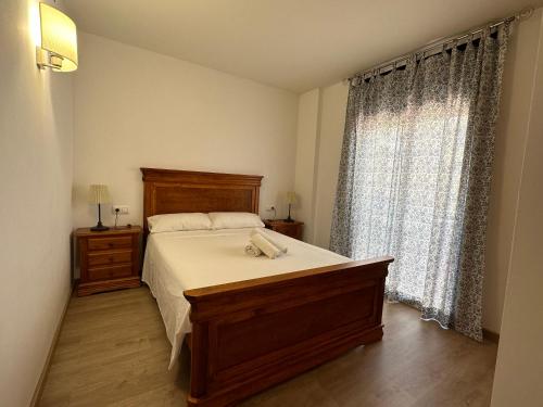 パラモスにあるPIS AMB PARQUING AL CENTRE DE PALAMóSのベッドルーム1室(ベッド1台、大きな窓付)