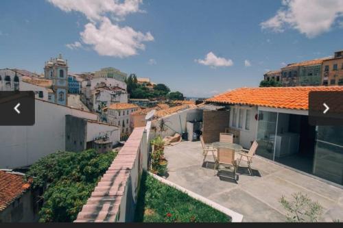 - un balcon d'une maison avec une table et des chaises dans l'établissement Tamboleiro's Hotel Residence, à Salvador