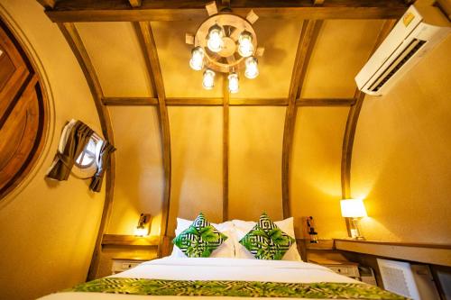 a room with a bed and a chandelier at DAMNERNPAWA in Bang Khon Thi