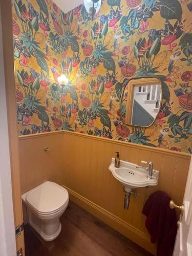 Gallery image of Whole house, ensuite & garden, 3 bedrooms in London