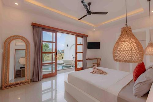 ein Schlafzimmer mit einem Bett und einem Spiegel in der Unterkunft Modern Tropical Escape 1bd in Canggu