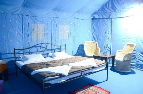 Кровать или кровати в номере Bhagwati Desert Camp