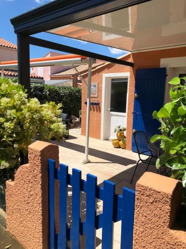 une clôture bleue devant une maison dans l'établissement Belle Petite Villa climatisée dans résidence calme, à Sorède
