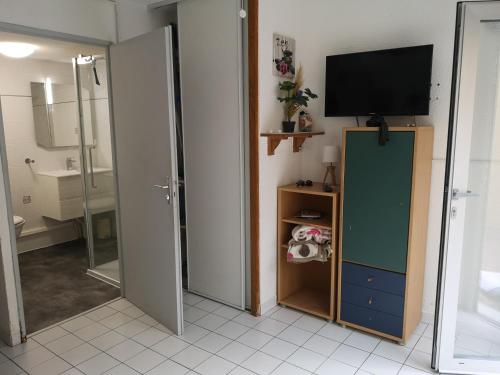 Kúpeľňa v ubytovaní 100m de la plage richelieu + piscine