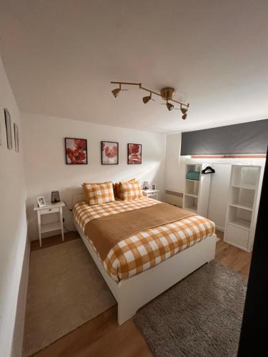 - une chambre avec un grand lit dans l'établissement Résidence du moulin 2E Grand Appartement complet 2 lits Double et canapé lit, à Boussu