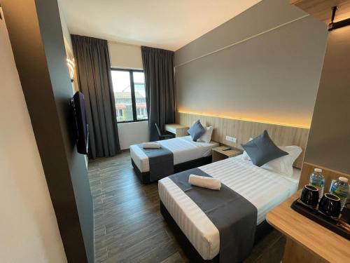 Ένα ή περισσότερα κρεβάτια σε δωμάτιο στο DJ Citi Plaza Hotel & Suites
