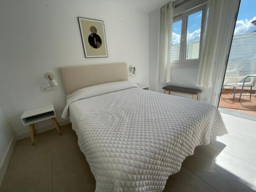 Ένα ή περισσότερα κρεβάτια σε δωμάτιο στο Hostal Montevideo beachfront