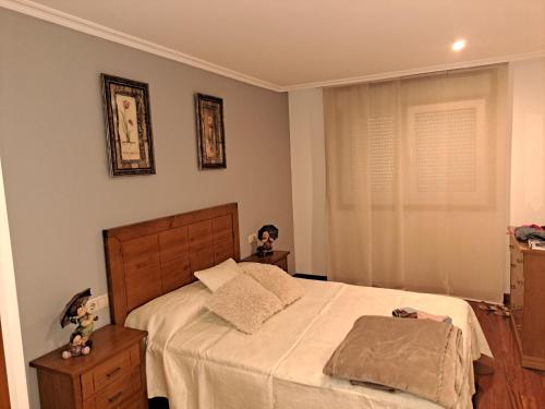 um quarto com uma cama grande e uma janela em Porto de Palmeira em San Pedro