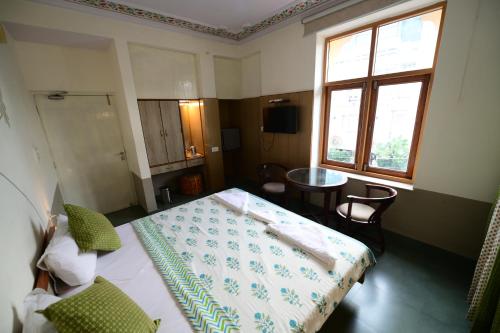 Postel nebo postele na pokoji v ubytování Chitra Katha - A Story Per Stay