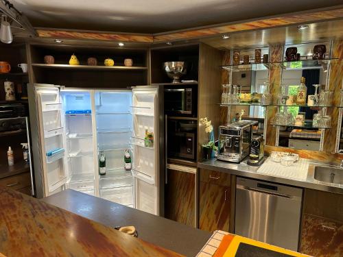 eine Küche mit einem offenen Kühlschrank und einer Theke in der Unterkunft Appartement House Dortmund in Dortmund