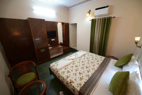 Postel nebo postele na pokoji v ubytování Chitra Katha - A Story Per Stay