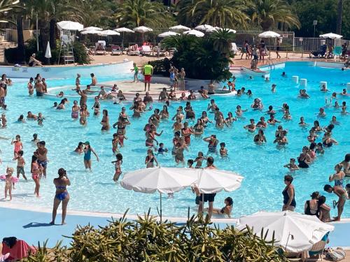 a large crowd of people in a swimming pool at L'écrin du Cap Esterel in Saint-Raphaël