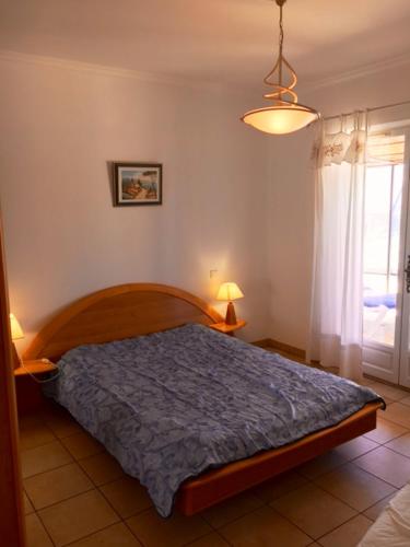 une chambre avec un lit avec une couette bleue dans l'établissement Villa charmante à Tourrettes avec piscine privée, à Tourrettes