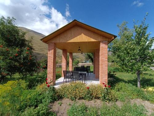 einen Pavillon mit einem Tisch im Garten in der Unterkunft Kamara Guest House in Kazbegi