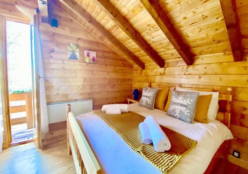 1 dormitorio con 1 cama en una cabaña de madera en Baita Nord, en Linguaglossa