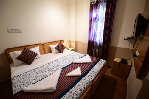 Postel nebo postele na pokoji v ubytování Chitra Katha - A Story Per Stay