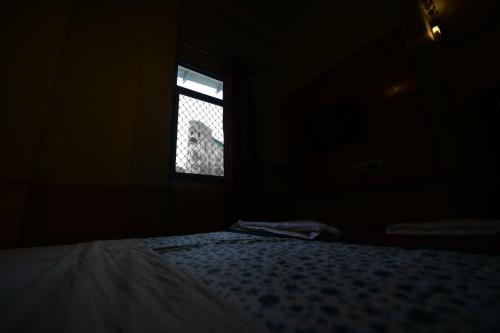 Postel nebo postele na pokoji v ubytování Chitra Katha - A Story Per Stay