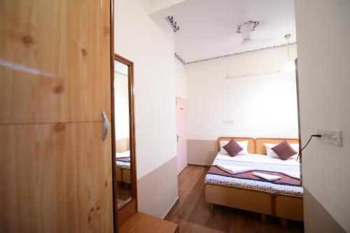 Postel nebo postele na pokoji v ubytování Chitra Katha - A Story Per Stay