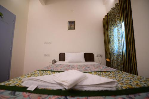 Postel nebo postele na pokoji v ubytování Chitra Katha - A Story Per Stay