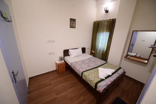 Postel nebo postele na pokoji v ubytování Chitra Katha - A Story Per Stay