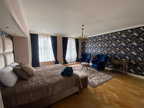 1 dormitorio con 1 cama y sala de estar en B&B Huis Spaas, en Neerpelt