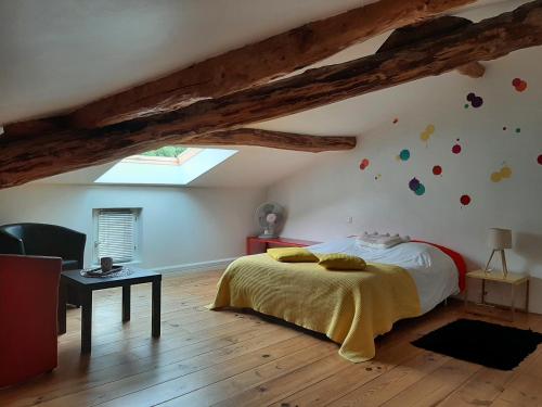 1 dormitorio con 1 cama en una habitación con suelo de madera en chambre deux personnes, lit pour Bébé, en Verlhac-Tescou