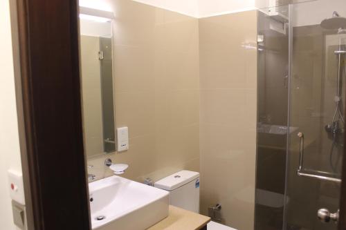 y baño con lavabo y ducha. en Ocean Breeze Sea View Apartments en Negombo