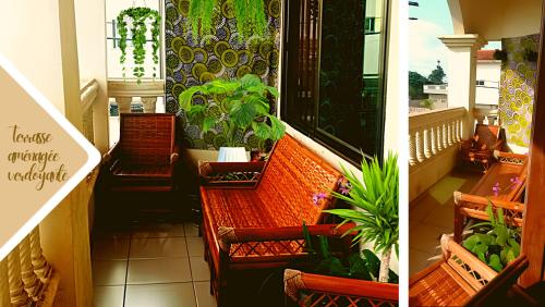 trois photos d'une terrasse couverte avec bancs et plantes dans l'établissement Petit cocon douillet chez l'habitant, à Porto-Novo