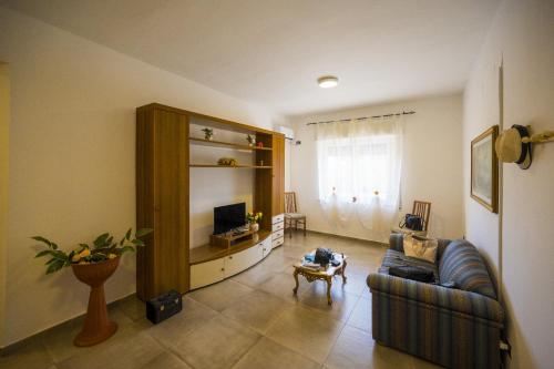 a living room with a couch and a television at La Casa di Antonella in Agrigento
