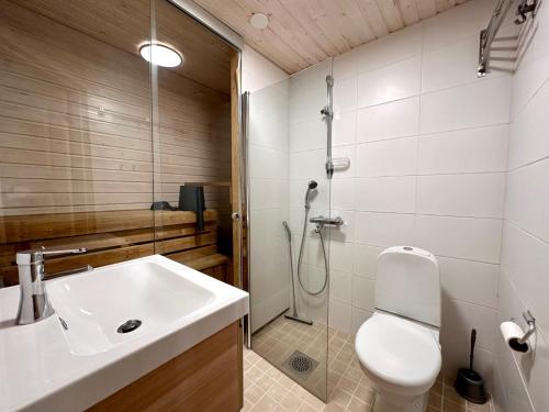 列維的住宿－Levin Keskusta, Marjanalppi A3，一间带水槽、淋浴和卫生间的浴室