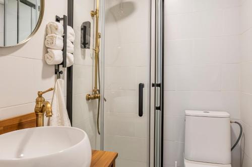 a bathroom with a shower and a sink and a toilet at Chalet Marias - Parede beach apartments in Parede
