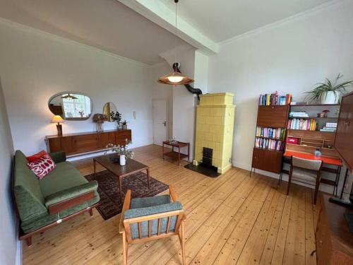 ZeitlofsにあるLuxus Wohnung im Schloss 85 m²のソファとテーブルのあるリビングルーム