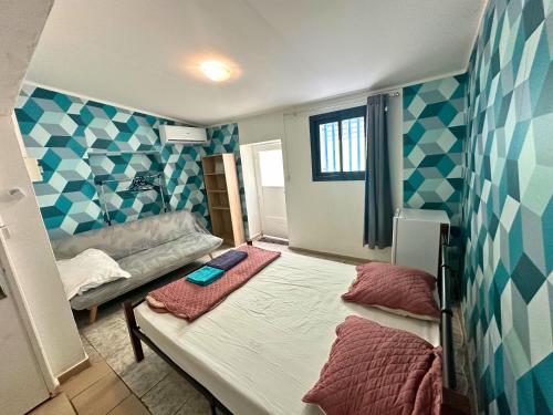 Ένα ή περισσότερα κρεβάτια σε δωμάτιο στο AZUR HOTEL