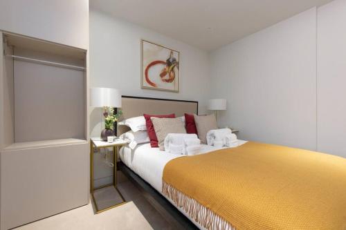 a bedroom with a large bed with red pillows at Chic Central Reading 1BR Apt CHRL F2 in Reading