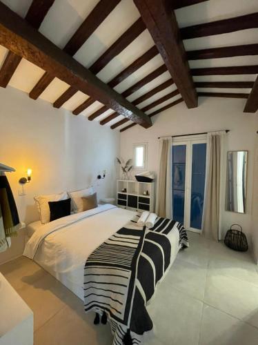 - une grande chambre avec un grand lit et des oreillers rayés dans l'établissement Superbe appartement de standing Le Trophée du Golf, à Saint-Raphaël