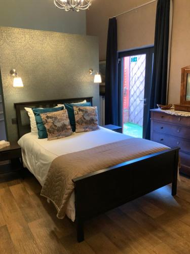 Un dormitorio con una cama grande y una ventana en Freetimeflat Mies & Fien, en Gante