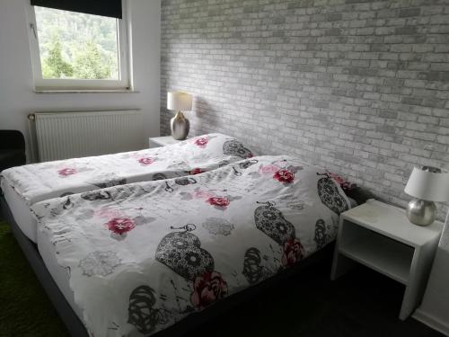 WiedaにあるHaus Christoffel Wiedaのレンガの壁、ベッド付きのベッドルーム1室