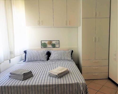 1 dormitorio con 1 cama con 2 toallas en Casa vicino Prato Della Valle, en Padua