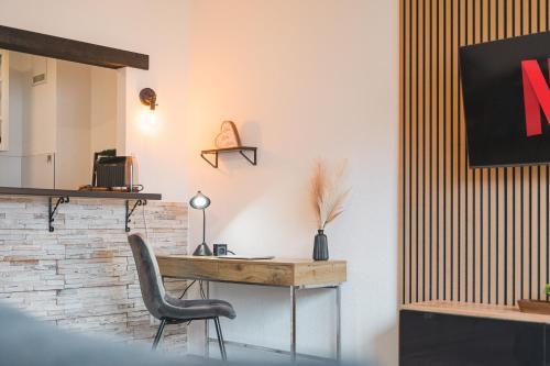 ein Büro mit einem Schreibtisch und einem Stuhl in der Unterkunft Premium Wohlfühloase Sinsheim - Business & Privat - Netflix & DisneyPlus - TG - Balkon in Sinsheim