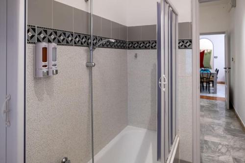 baño con ducha y puerta de cristal en Noemi House en Rapallo