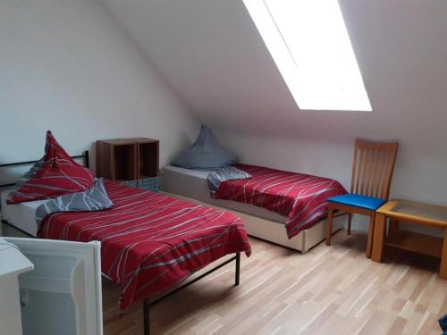 - une chambre avec 2 lits, une table et une chaise dans l'établissement Casa Mia Russotto 4, à Bruchköbel