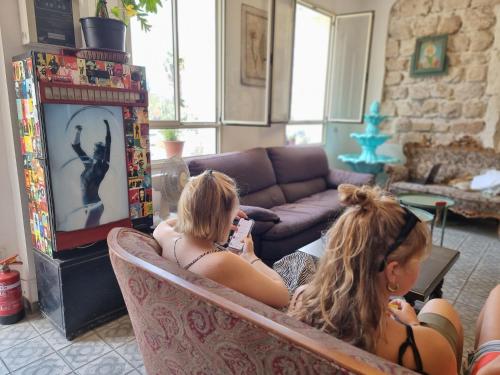 Posezení v ubytování Haifa Hostel
