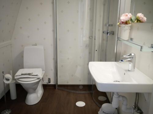 Koupelna v ubytování Jädra Gårdshotel