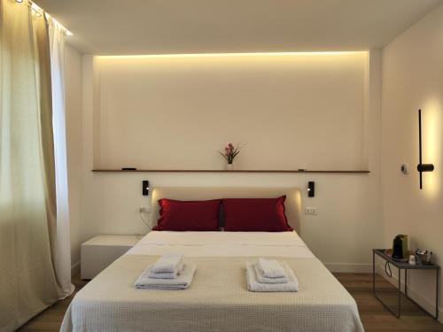 1 dormitorio con 1 cama con 2 toallas en Villebe Mondello, en Mondello