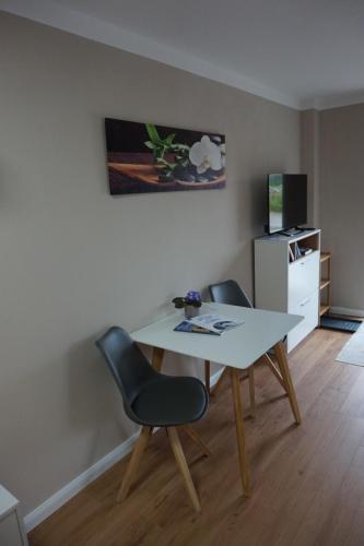 a table and two chairs in a living room at HochgratBlick Modern.Gemütlich.Entspannt in Argenbühl