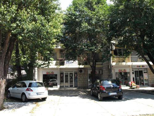 two cars parked in front of a building at Apartment Nikolic Kotor in Kotor