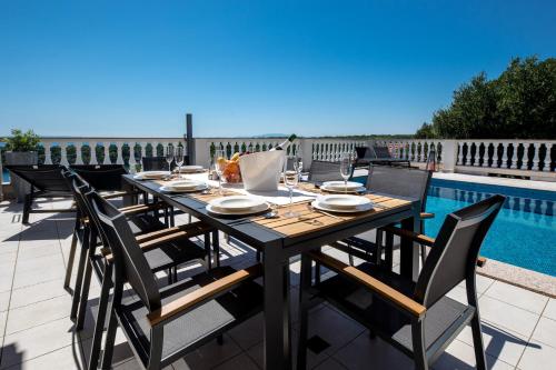 5 Star Luxury 320m2 Apartment with SeaView, Private Pool & Grill House - Ocean Rab