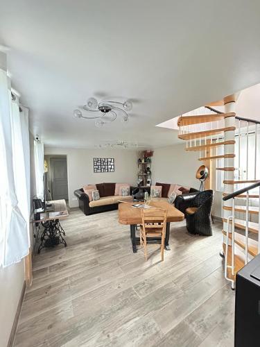 un salon avec une table et un canapé dans l'établissement La Nora Jolie, à Tocqueville-sur-Eu