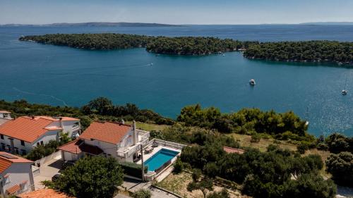 5 Star Luxury 320m2 Apartment with SeaView, Private Pool & Grill House - Ocean Rab